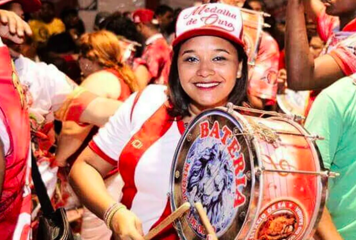 Mulheres nas baterias de escola de samba
