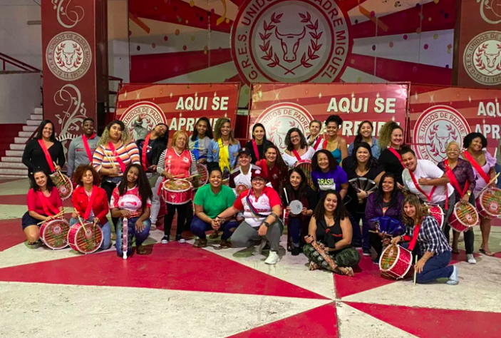 Mulheres nas baterias de escola de samba