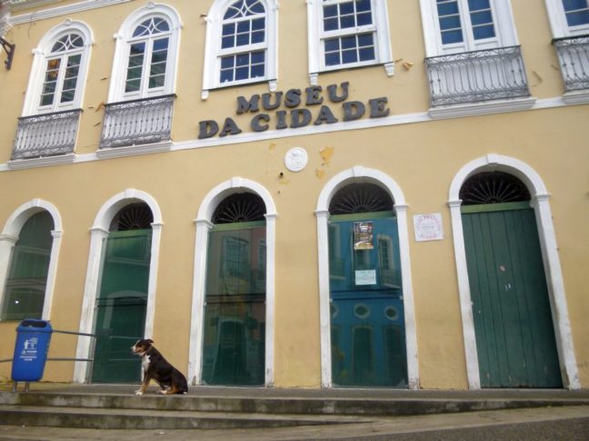 É lá que ficam o Museu da Cidade, que conta a história de Salvador, e o Museu Afro-Brasileiro, que explora as origens da cultura afro-brasileira.