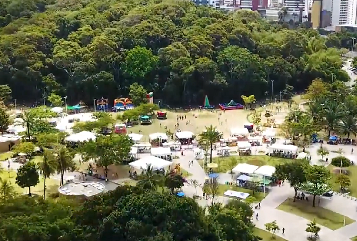 Além das praias, Salvador também tem uma variedade de outros parques e áreas verdes. O Parque da Cidade, por exemplo, localizado no alto de uma colina, oferece vistas panorâmicas da cidade. -reprodução