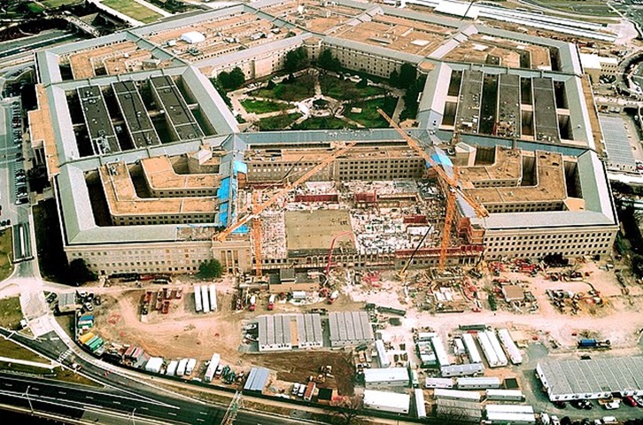 Por ser um dos símbolos do poderio americano, o Pentágono tornou-se alvo dos terroristas do maior atentado da história do país, em  11 de setembro de 2001. Além das Torres Gêmeas do World Trade Center, o Pentágono também foi o destino dos suicidas comandados por Bin Laden.  