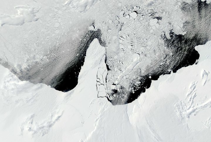 O gigantesco iceberg permaneceu por mais de três décadas fincado nas profundezas do Mar de Weddell. Nos últimos meses, ele ficou girando em um mesmo local graças a uma “armadilha” chamada Coluna de Taylor (fenômeno marítimo em que uma corrente de água se divide em duas com fluxo diferente ao encontrar um obstáculo). 
