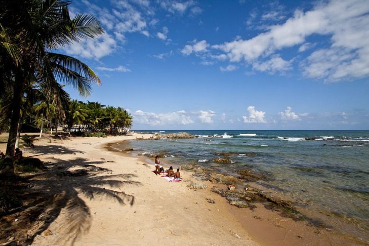 Um exemplo é a Praia de Itapuã, conhecida pelas suas areias douradas, coqueiros e águas tranquilas. O local já foi até mencionado em uma música música de Vinicius de Moraes e Dorival Caymmi.-wikimedia commons Portal da Copa/ME