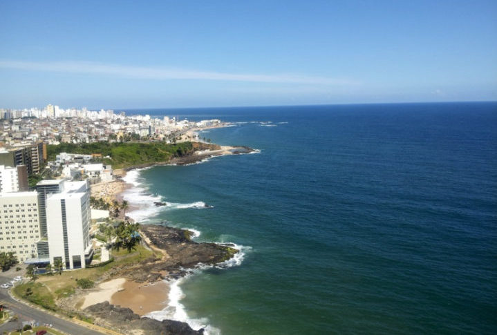 O litoral de Salvador é outro ponto de destaque da cidade. A cidade tem mais de 50 quilômetros de praias, incluindo algumas das mais belas do Brasil. -wikimedia commons Jorge Cortell
