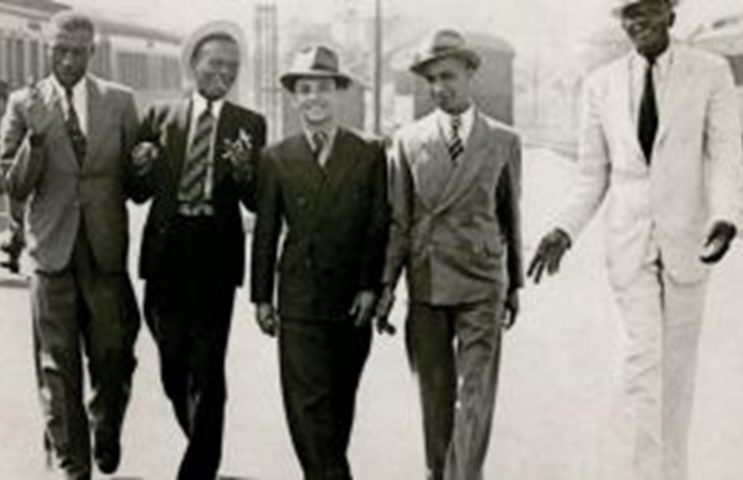 <p>O samba atual se originou na década de 1920, nasceu no bairro do Estácio e logo se estendeu a Oswaldo Cruz, Madureira e outras partes da cidade através de seus ramais ferroviários.</p>
