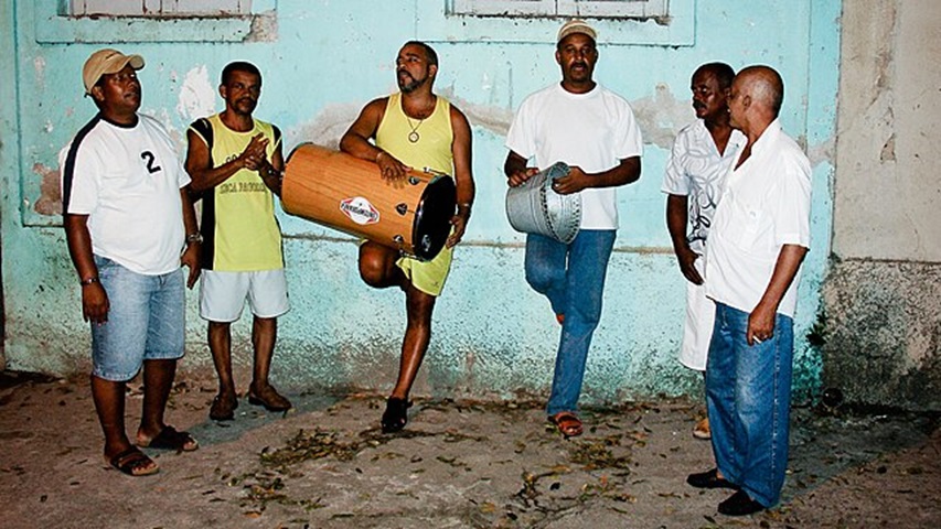 <p>A origem da palavra vem do “semba”, dos escravos de Angola, usada para designar “dança popular” ou “dança de roda semelhante ao batuque”, e hoje é o ritmo musical que se tornou um verdadeiro patrimônio cultural e símbolo do Brasil.</p>

