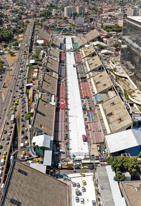 Com a modernização das transmissões dos desfiles, a torre de TV próxima à Praça da Apoteose tornou-se desnecessária, além de um obstáculo para alegorias cada vez mais altas. Ela, então, foi derrubada. 