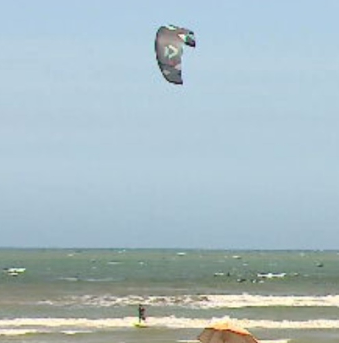 Outra alternativa que tem praticantes fiéis é o Kitesurf, modalidade em que a pessoa, com uma pipa presa à cintura,fica sobre a prancha e segue  impulsionada pelo vento.
