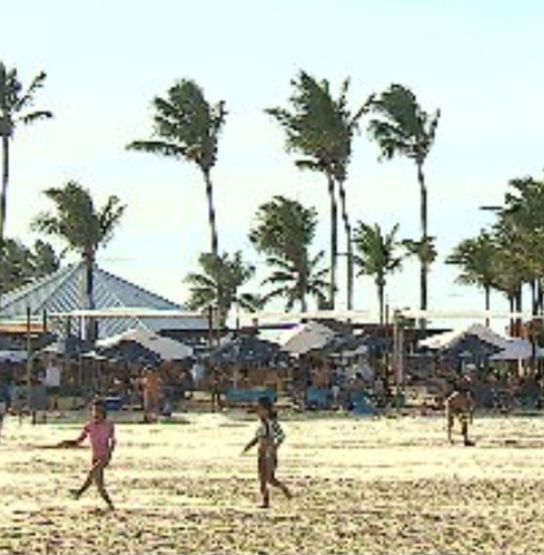 Nas praias de Aracaju, é possível praticar atividades físicas e recreativas num cenário que inclui os famosos coqueiros e areia limpa.