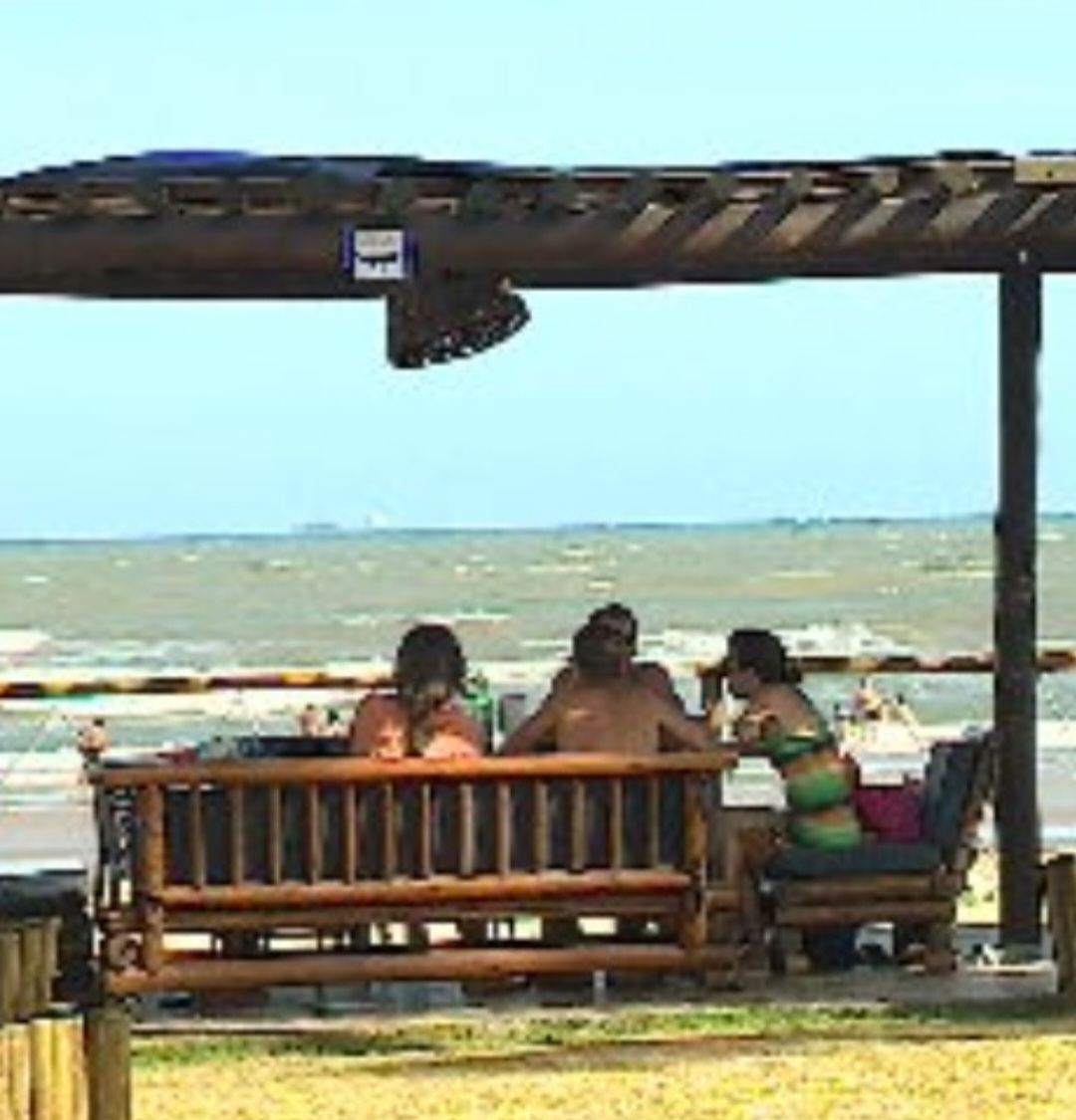 Outra característica é a instalação de bares na areia, permitindo que os visitantes alternem o banho de mar com um lanche ou até almoço, sem se distanciar muito da água.