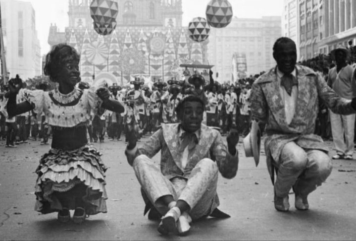 <p>A primeira conquista veio em 1935 – ano em que recebeu o nome ‘Portela’ –, quando a escola desfilou pela quarta vez. O enredo foi “O samba dominando o mundo”.</p>
