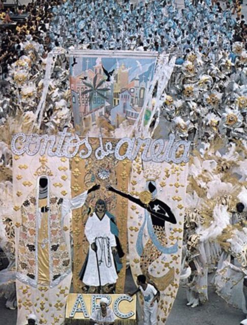 <p>No ano de 1984, a Portela dedicou o enredo “Contos de Areia” para homenagear figuras essenciais da escola, como Paulo da Portela e Clara Nunes.</p>
