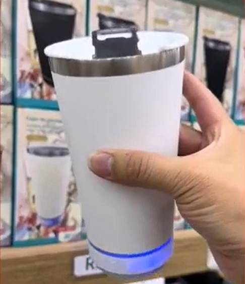 Embora tenha todo tipo de produto, como copos térmicos e até esponjas para o rosto, a loja se destaca mesmo pelos eletrônicos. - reprodução redes sociais