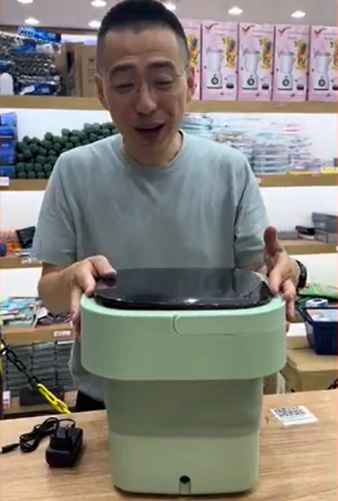 Nos vídeos, o homem ? que aparenta ser o dono da loja ? destaca que os produtos vêm "direto do importador". - reprodução redes sociais
