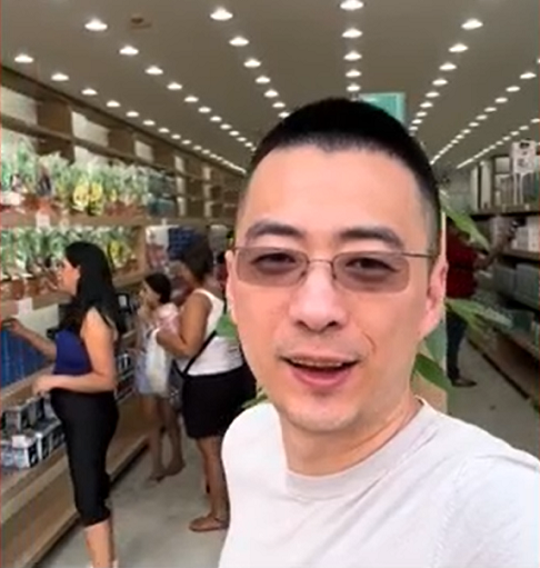 Apelidado de ?chefe?, o homem é tietado pelos clientes: "Adoro seu trabalho e seus vídeos", disse um comprador. - reprodução redes sociais