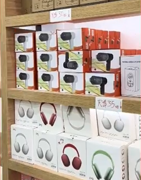 Um vaporizador para passar roupas sai por R$ 70, enquanto um fone de ouvido Bluetooth custa R$ 35. - reprodução redes sociais