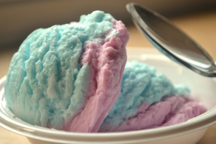 Algodão doce: Feito com chantilly (ou creme de leite fresco), leite condensado, essência de algodão-doce e corante alimentício, o sabor costuma atrair a atenção com suas cores vibrantes. -divulgação / ana maria brogui