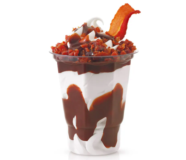 Bacon: Essa mistura pode parecer estranha no começo, mas experimentar a primeira colherada pode te surpreender. Isso porque sabor salgado e gorduroso do bacon destaca a cremosidade do sorvete. Até o Burger King já teve seu sundae de bacon!-divulgação / burger king