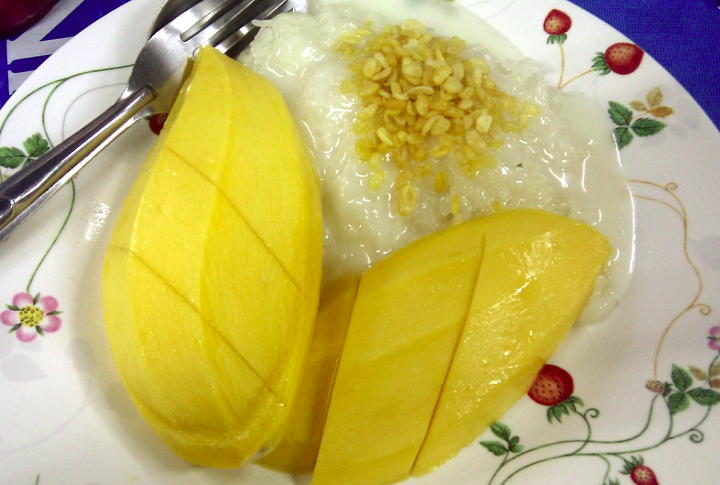 Arroz e manga: Na Tailândia, durante o verão, a manga é a estrela, e praticamente todos os restaurantes locais e vendedores de rua oferecem um prato que combina a fruta com arroz. O mais exótico é o fato de que o prato é servido quente!-orangebrompton / Flickr / Divulgação