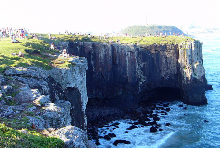 As diferentes camadas de cores nas falésias, que variam de tons de vermelho, amarelo e marrom, oferecem uma paisagem deslumbrante e pronta para fotos incríveis!
