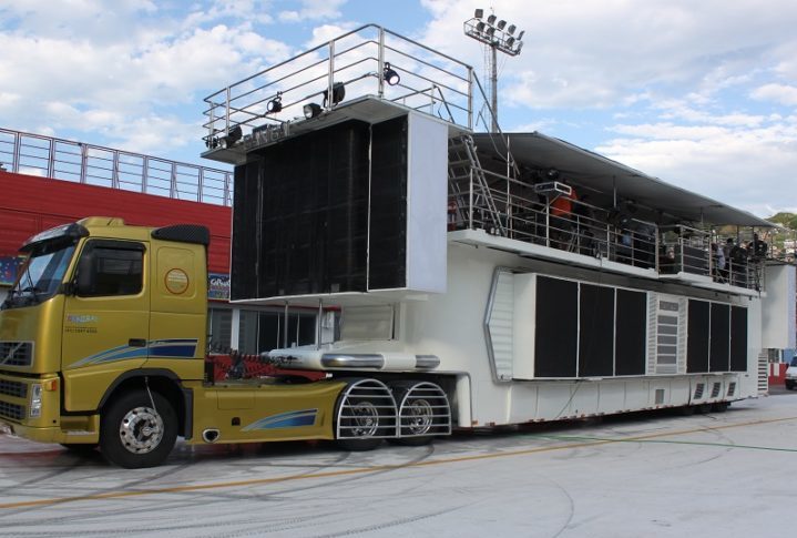 Essa ideia inovadora transformou a maneira como as pessoas celebram o Carnaval, ao levar música ao vivo pelas ruas por um caminhão equipado com um poderoso sistema de som.