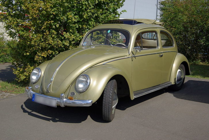 O nome Fusca é uma tradução do alemão "Käfer", que significa "besouro" e remete ao formato do icônico carro. - wikimedia commons Berthold Werner