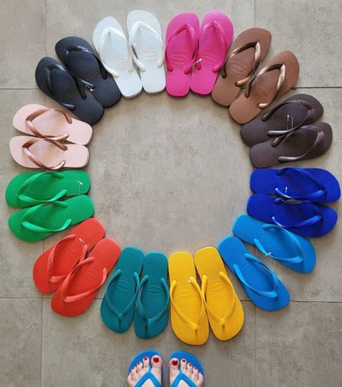 Um marco importante na história das Havaianas foi a criação do modelo "Top" em 1994, que apresentava uma sola mais grossa e maior durabilidade. A versão se tornou o verdadeiro “carro-chefe” da marca. 