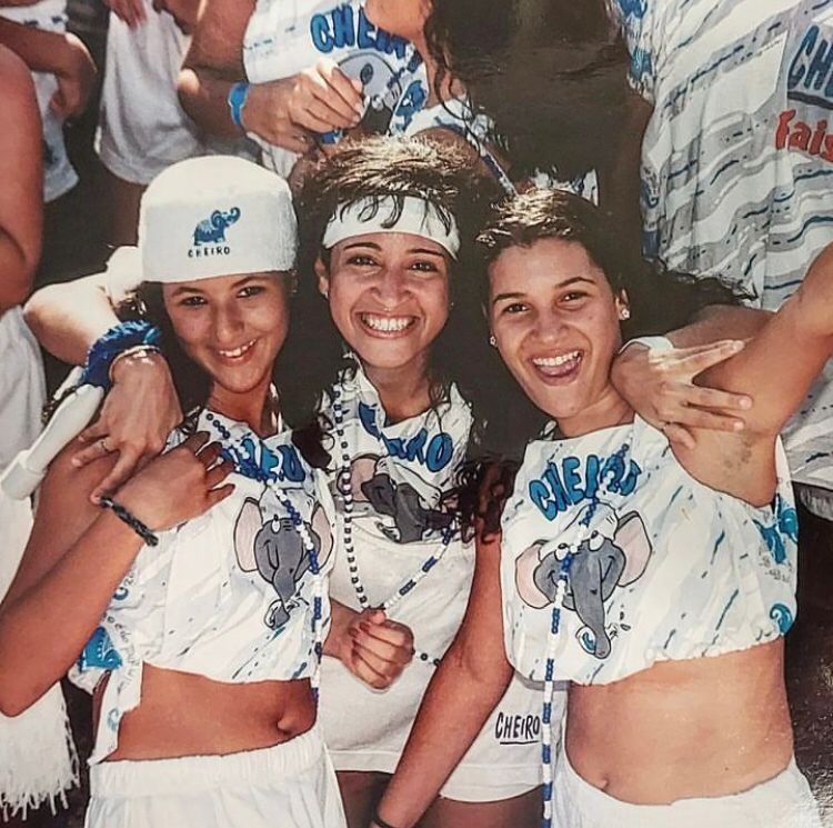 Os abadás não são apenas peças de roupa, mas também funcionam como ingressos para os blocos carnavalescos. Ao adquirir um abadá, os foliões garantem o acesso aos desfiles dos trios elétricos e outras atrações.