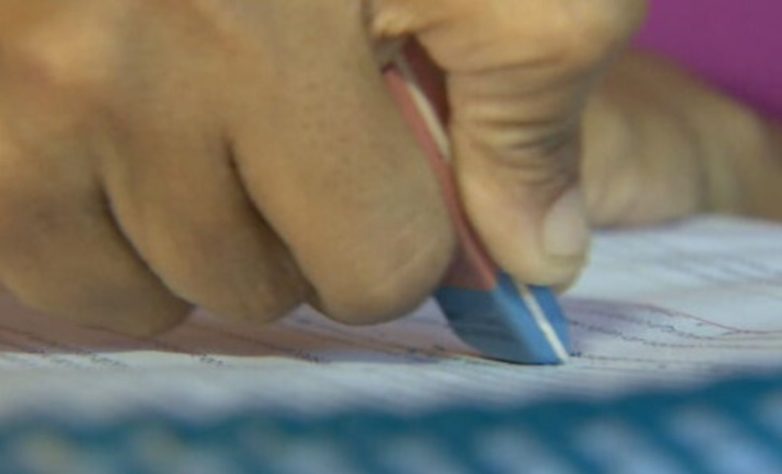 apagadora de livros renova material escolar e cobra pelo serviço