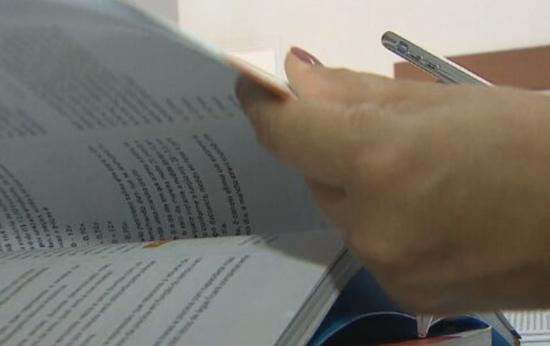 Por isso, pelo menos no que se refere aos livros recomendados pelas escolas, muitos pais preferem comprar de segunda mão. Eles negociam com quem estudou em determinada série no ano anterior, para adquirir os livros.