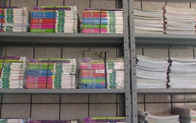 apagadora de livros renova material escolar e cobra pelo serviço