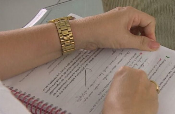 apagadora de livros renova material escolar e cobra pelo serviço