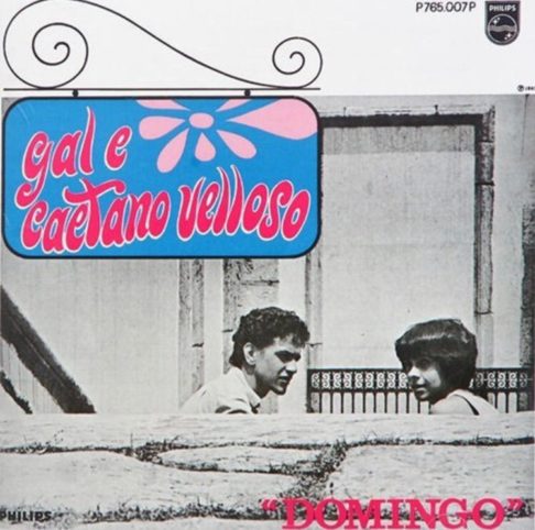 Dois anos depois, lançou seu primeiro álbum, "Domingo", que também foi bem recebido pela crítica.