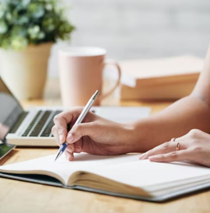 Anote as atividades do dia numa agenda - em caderno ou no celular. O fato de ter uma organização das tarefas tira o peso de ter que se lembrar delas. E ajuda a pessoa a se desligar para poder dormir em paz. -pressfoto por freepik