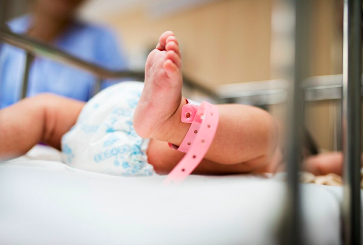 A American Academy of Pediatrics alerta que crianças e fetos são especialmente vulneráveis, com riscos que incluem baixo peso ao nascer, dificuldades de aprendizagem e maior probabilidade de doenças graves. Estudos também associam a exposição precoce a problemas de atenção e alterações no desenvolvimento neurológico. Por isso, especialistas defendem maior controle dos resíduos químicos nos alimentos para reduzir riscos.