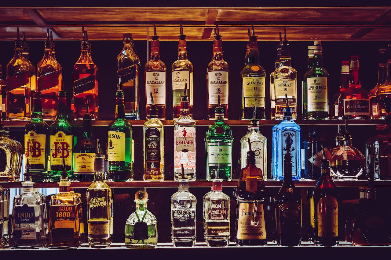 A lista de produtos que entram nesta categoria inclui bebidas alcoólicas, cigarros, charutos e produtos como brinquedos e notebooks. A quantidade permitida varia de acordo com a categoria do produto.