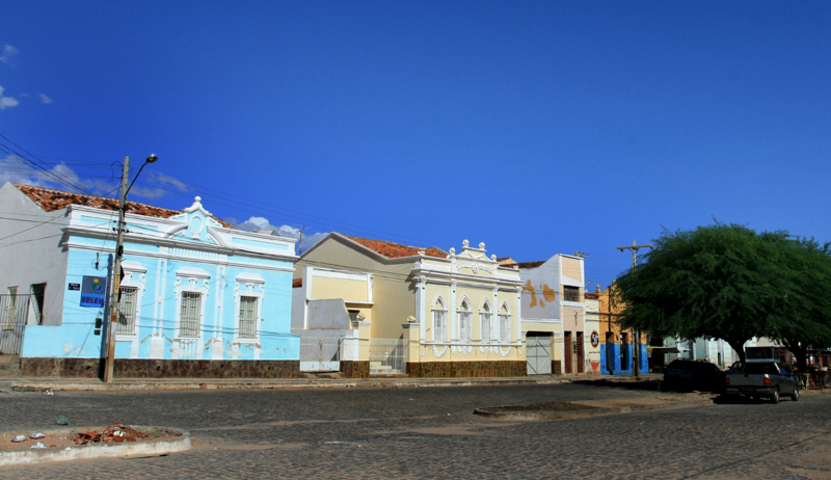A tradição dos bonecos gigantes no carnaval nasceu em outra cidade pernambucana: Belém do São Francisco, localizada a 481 km da capital Recife, no sertão do estado.