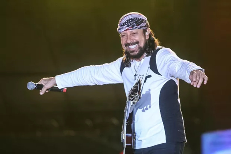 Em 2001, o Chiclete lançou o novo CD Universo Paralelo apostando que este terá, por baixo, 10 hits garantidos em todas as rádios do Brasil. Músicas como "Merengueira siga-me", "Ela não é não", "Nana Rumbeira", "Me leva com você" e "Vêm Nana".