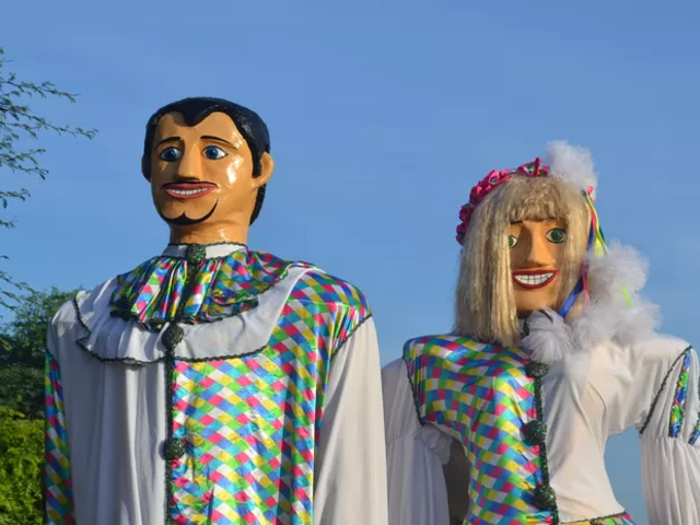 Em 1929, o jovem artista criou a boneca Vitalina para ser a companheira de Zé Pereira e desfilar com ele pelas ruas da cidade sertaneja. Os dois chegavam à cidade com a encenação de ritual às margens do Rio São Francisco. 