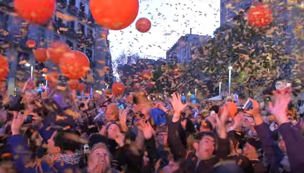 <p>Entre as atrações do Carnaval de Barcelona está a Taronjada, quando confetes, serpentinas e adereços na cor laranja invadem as ruas para simbolizar as batalhas de laranjas dos tempos medievais. </p>
