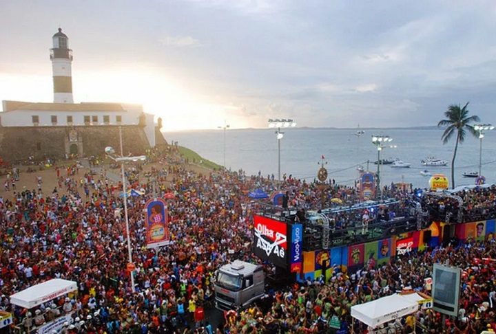 No Carnaval, o Farol da Barra foi cenÃ¡rio de uma folia de rua vibrante que ganhou fama mundial. Ela se repete todos os anos.