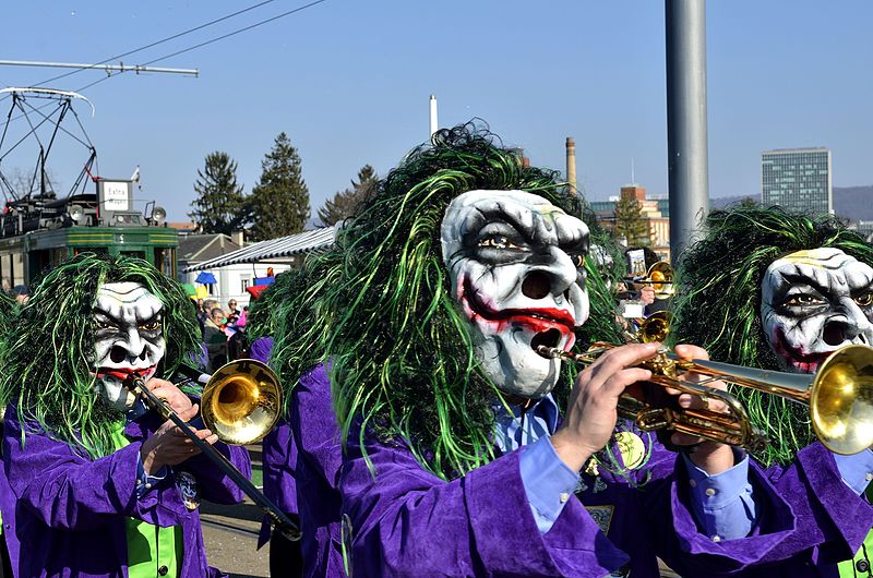 <p>Basileia, na Suíça – Denominado Fasnacht, o maior Carnaval suíço começa na segunda-feira que antecede a Quarta de Cinzas e dura 72 horas. Bandas de músicos e blocos de mascarados desfilam pelas ruas da cidade localizada às margens do rio Reno. </p>
