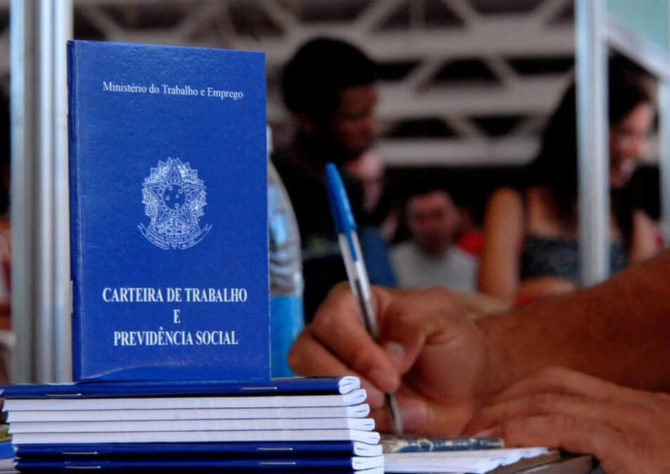 Carteira de trabalho - Previdência social - Marcello Casal Jr/Agência Brasil