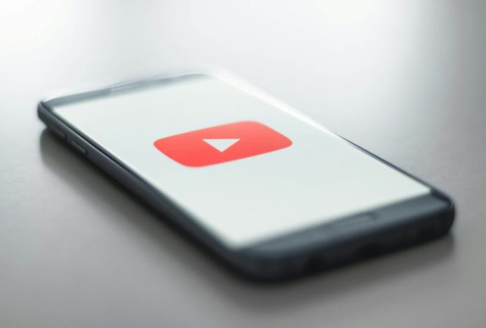 YouTube Smartphone - Christian Wiediger/Unsplash