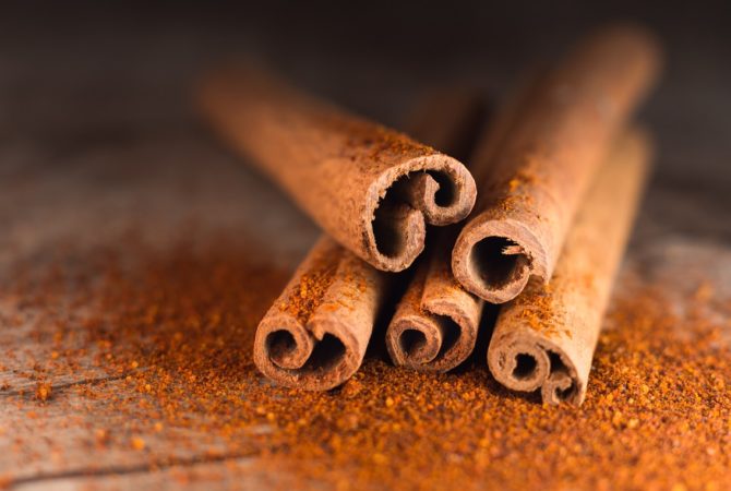 Com múltiplos usos e aroma especial, canela é especiaria que remonta à Antiguidade