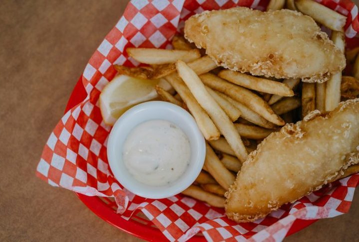 Bacalhau: O ‘Fish n' Chips’ é um dos pratos mais tradicionais da Inglaterra, mas além da versão quente, há também uma opção gelada… -Davey Gravy Unsplash