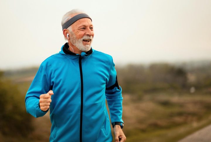 Paralelamente, mudanÃ§as de hÃ¡bitos, como atividade fÃ­sica, evitar exposiÃ§Ã£o a telas durante Ã  noite e horÃ¡rios regulares para dormir, podem ajudar.