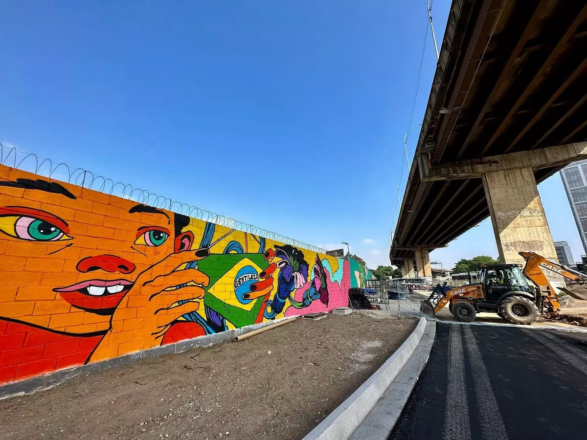 Com inspiração nas obras do Profeta Gentileza, viadutos, terminais e passarelas do corredor Transbrasil envolvem grafites ao longo dos seus 26 km de extensão. -Tomaz Silva/Agência Brasil