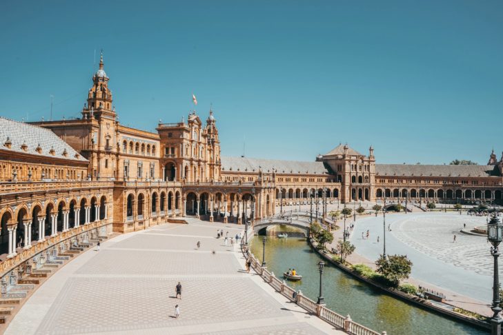 É em Sevilha que estão sepultados os restos mortais de Cristóvão Colombo (1451-1506). A  conquista do Novo Mundo em 1492 pelo desbravador italiano foi muito significativa para a cidade, dona do primeiro porto de saída europeu para a América. No fim do século 16, Sevilha era um dos principais portos castelhanos no comércio com a Inglaterra, Flandres e Gênova.-Joan Oger Unsplash