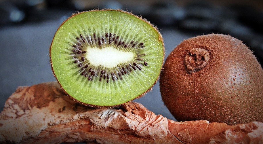Uma das frutas que mais se destaca neste quesito Ã© o kiwi, que Ã© repleto de vitaminas e minerais e tem uma Ã³tima maneira de aumentar a sua energia no inÃ­cio da manhÃ£.
